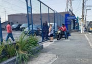 Movimentação de pessoas no velório de Giovanna Bezerra da Silva, morta em ataque a escola em SP; na foto, de bengala, o avô de Giovanna