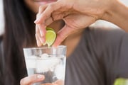 A bebida leva suco de limão A bebida leva suco de limão