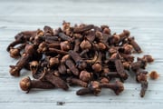 O cravo tem o composto eugenol, com propriedades antiparasitárias
