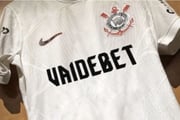 Camisa do Corinthians com patrocínio da Vai de Bet