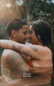Lucas Pizane e Giovanna Lima posam em clima de romance no Amazonas
