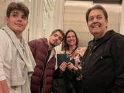 João Silva posa com a família para as redes sociais
