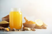 O shot sugerido pela médica leva ingredientes como gengibre e cúrcuma O shot sugerido pela médica leva ingredientes como gengibre e cúrcuma