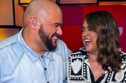 Preta Gil e Gominho posam juntos dando gargalhada