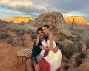 Alexandre Negrão e Elisa Zarzur posam juntos e sorridentes durante passeio