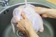 A infecção pela bactéria pode ocorrer por alimentos contaminados 