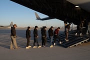 Imigrantes deportados deixam os Estados Unidos 