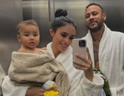 Bruna Biancardi, Neymar e Mavie posam sorridentes no elevador