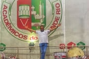Hugo Gross posa na quadra da Grande Rio