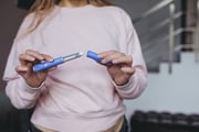 Os efeitos colaterais decorrentes da semaglutida incluem náuseas, vômitos, constipação e diarreia