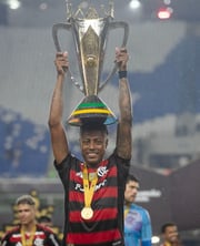 O título da Supercopa de 2025 coroou o atacante como o jogador com mais títulos na história do Rubro-Negro