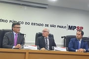 Coletiva do MPSP sobre operação contra fintech ligada ao PCC: Lincoln Gakyia (primeiro à esq.) e o PGJ Paulo Sérgio de Oliveira e Costa (no meio)