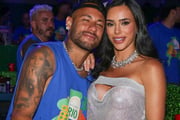 Neymar e Bruna Biancardi posam juntos no Carnaval