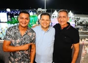 Davi Alcolumbre e Waldez Góes juntos no Sambódramo de Macapá durante Carnaval 2025