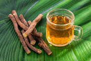 O chá de alcaçuz, preparado a partir da raiz da planta Glycyrrhiza glabra, é uma bebida apreciada por seu sabor doce e suave, além de seus benefícios para a saúde