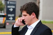 Prefeito de Recife, João Campos, ao telefone