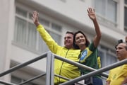 Michele e Jair Bolsonaro em manifestação na Avenida Paulista 