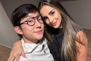Pyong Lee e a namorada, Natália Nasser posam juntos para as redes sociais