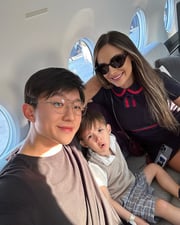 Pyong Lee, o filho Jake e a namorada, Natália Nasser posam juntos e sorridentes