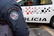 Policial militar de SP próximo a viatura