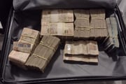 Mala de dinheiro apreendida em apartamento do Careca do INSS