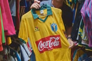 A única vez que a Seleção Brasileira jogou com um patrocínio no meio da camisa foi com a Coca-Cola