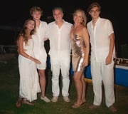 Angélica, Luciano Huck e os filhos posam juntos a virada do ano