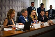 A escolha do moletom — peça casual, confortável e distante do formalismo do ambiente político — também contribui para a construção dessa figura mais humana, acessível 