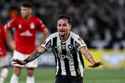 Camisa 7 Artur é destaque do Botafogo.