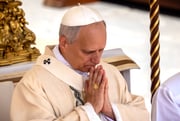 O novo papa Leão XIV com um anel de pescador e um pálio em sua posse na Praça de São Pedro