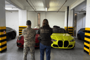 Carro apreendido durante ação da PF em endereço ligado ao "careca do INSS"