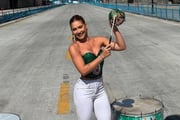 Virginia Fonseca posa com tamborim na Sapucaí