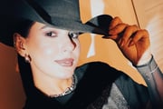 Ana Castela posa de chapéu para as redes sociais