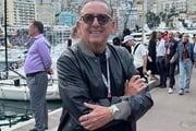 Galvão Bueno posa em Mônaco, na França