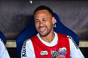 Neymar é jogado do Santos