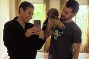 Bruno Matos, a Blogueirinha, e Edson Formaggio, posam com o doguinho do, agora, ex-casal