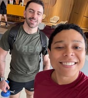 Bruno Matos, a Blogueirinha, e Edson Formaggio posam sorridentes