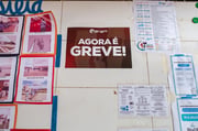 Cartaz indica greve dos professores no CEM 02, da Ceilândia