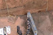 Os agentes localizaram o cadáver em um buraco de 2 metros de profundidade e 40 cm de diâmetro
