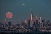 Imagem mostra Lua de morango em Manhattan, nos Estados Unidos 
