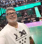 Alexandre Frota posa no palco do Domingão