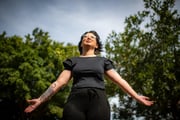 Hoje ela tenta reconstruir  a vida e os laços com a família após sair da igreja