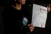  Jacira exibe termo, que carregava consigo na época da religião, em que se negava a receber transfusão de sangue 