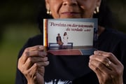 Foto antiga, da época em que integrava a religião, em que posa com a filha