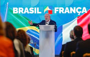 Lula em coletiva de imprensa para jornalistas em Paris