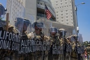 Guarda Nacional da Califórnia monta guarda enquanto manifestantes entram em confronto com a polícia no Centro de Detenção Metropolitano, no centro de Los Angeles