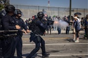 Manifestantes entram em confronto com a polícia no centro de Los Angeles, perto do Prédio Federal e do Centro de Detenção Metropolitano, devido às operações de imigração que assolam Los Angeles