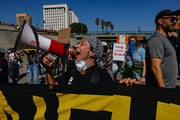 Manifestantes fecham a rodovia 101 enquanto entram em confronto com a polícia no centro de Los Angeles devido às operações de imigração em Los Angeles, no domingo, 8 de junho de 2025