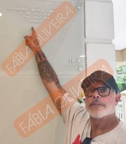 Alexandre Frota visitou o túmulo do cantor Chorão. em Santos