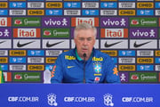 O treinador disse que Raphinha está entre um dos melhores jogadores da posição